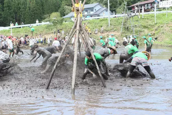 「体験型キャンプ場HOLY FUNGUS(ホーリーファンガス)で「泥んこバレーボール」大会を開催」の画像