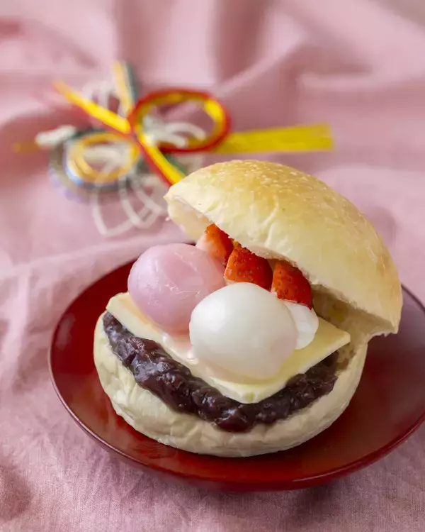 「【熱海ばたーあん】苺や紅白団子をあんことバターにあしらった華やかな美味しさ　「紅白ばたーあんサンド」と「ばたーあんどら焼き【お正月いちご】」を限定発売！」の画像