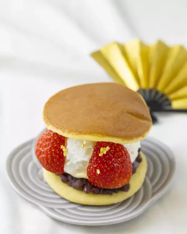 「【熱海ばたーあん】苺や紅白団子をあんことバターにあしらった華やかな美味しさ　「紅白ばたーあんサンド」と「ばたーあんどら焼き【お正月いちご】」を限定発売！」の画像