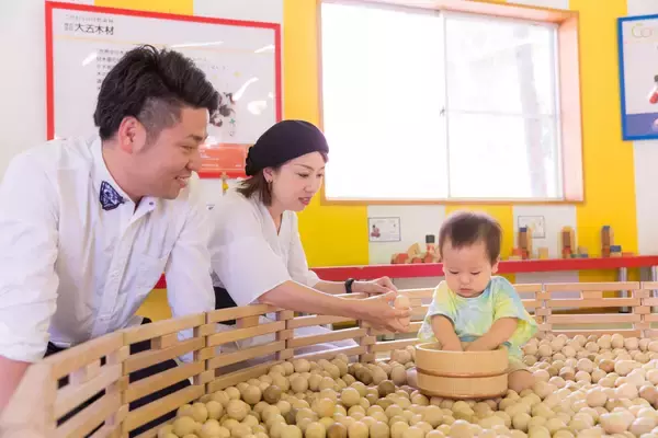 「0歳から泊まれる安心ステイ。軽井沢おもちゃ王国オフィシャルホテルが今春も家族旅行をサポート」の画像