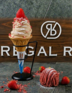 【角館・春のスイーツ巡り】武家屋敷の黒塀に映える“桜色”のソフトや苺モンブランが登場！あきたプリン亭×レガール・リッツが贈る、春限定商品を販売開始