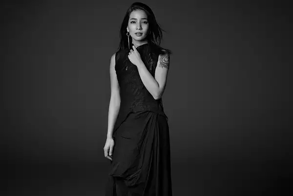 「写真家 ヨシダナギ氏が工事現場の仮囲いに“渋谷の人”を写す　まちを舞台にした「BAG＠渋谷二丁目ストリートギャラリー」全面オープン」の画像