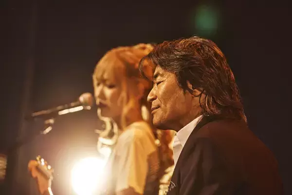 「中村 中の 20 周年記念コンサート、ゲストのドリアン・ロロブリジーダ、一青窈、根本 要とともに、感動と愛に包まれる。」の画像