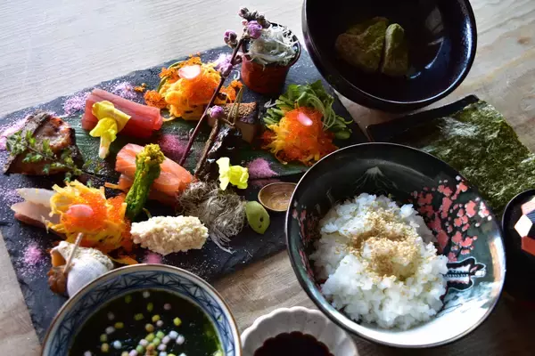 “鎌倉で楽しむ体験型ランチ”「馳走かねこ」にて子供から大人まで楽しめる、自分で巻く『彩り手巻き寿司コース』を再開！