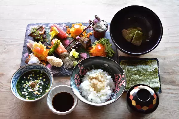 「“鎌倉で楽しむ体験型ランチ”「馳走かねこ」にて子供から大人まで楽しめる、自分で巻く『彩り手巻き寿司コース』を再開！」の画像