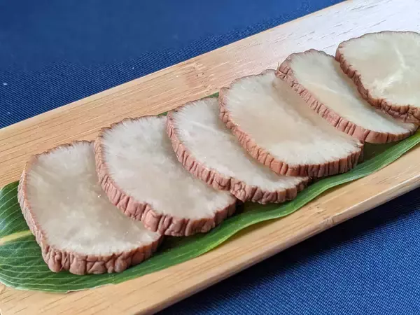 「秋田名物「いぶりがっこ」をスイーツに～“漬物×チーズケーキ”秋田初のカフェ向けレシピを開発～GI登録産品の新しい食べ方「いぶりがっこフロマージュケーク」」の画像