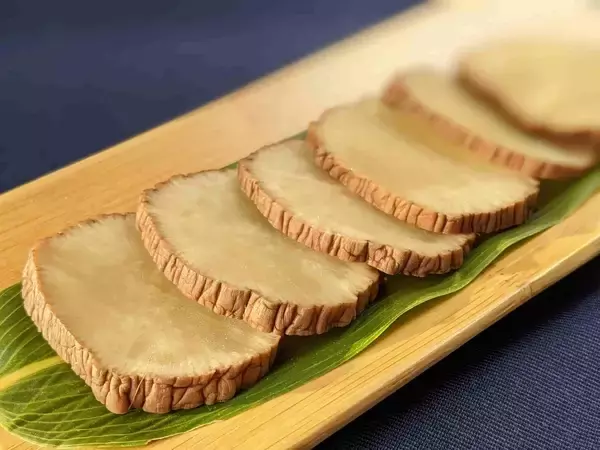 「秋田名物「いぶりがっこ」をスイーツに～“漬物×チーズケーキ”秋田初のカフェ向けレシピを開発～GI登録産品の新しい食べ方「いぶりがっこフロマージュケーク」」の画像