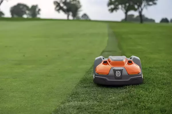 「ハスクバーナ・ゼノアのロボット芝刈機6機種が環境省が推進する補助金制度の対象に採択」の画像