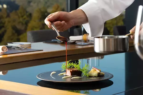 「一夜限りのコラボレーションディナーを開催」の画像