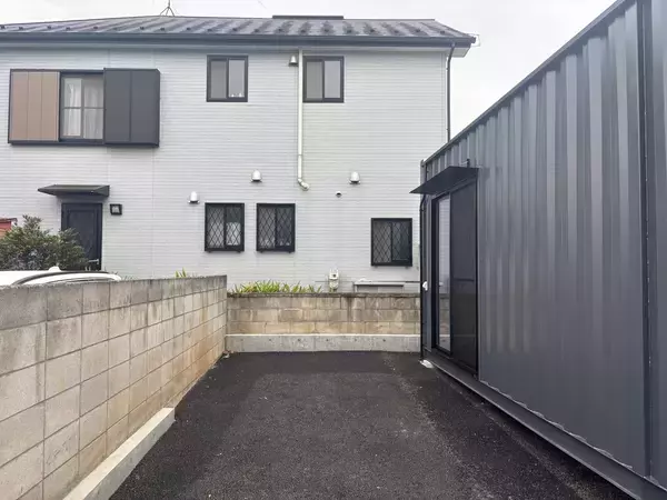 「電気設備と専用駐車スペース付きトランクルーム【パワーストレージ東村山市久米川町4丁目】が東村山市久米川町にOPEN‼」の画像
