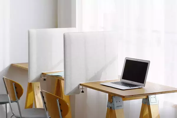 周囲の目線と音をほどよく区切り、集中空間をつくる「吸音デスクトップパネル サイドタイプ」が登場