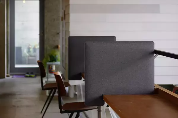 「周囲の目線と音をほどよく区切り、集中空間をつくる「吸音デスクトップパネル サイドタイプ」が登場」の画像