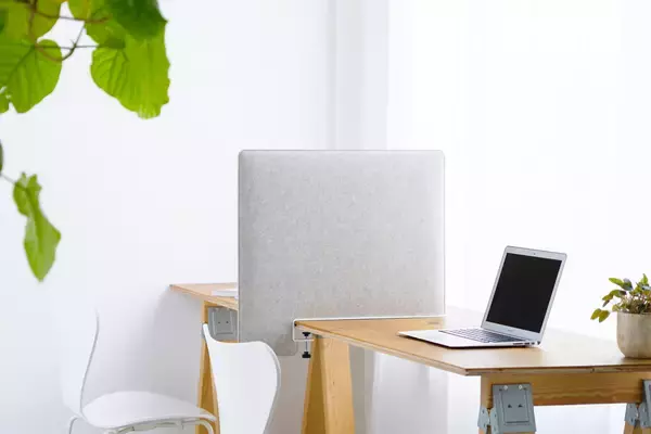 「周囲の目線と音をほどよく区切り、集中空間をつくる「吸音デスクトップパネル サイドタイプ」が登場」の画像