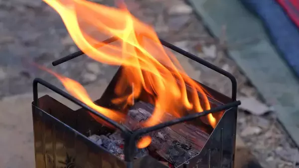 「コニファーコーン10周年、フラグシップモデルを刷新　折りたたみ式二次燃焼ストーブ「パイロキューブ」と専用ギアケース「ギアドック2」を5月15日に発売」の画像