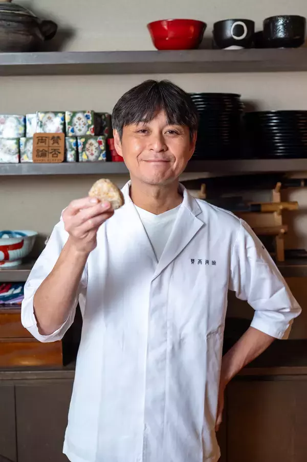 「町田啓太さんがテレビCMに出演する「マルホン胡麻油」の竹本油脂が創業300周年を記念して、JT東京駅改札内「スクエア ゼロ」で賛否両論店主・笠原将弘考案の300周年記念メニューの試食イベントを2日間限定で開催！」の画像