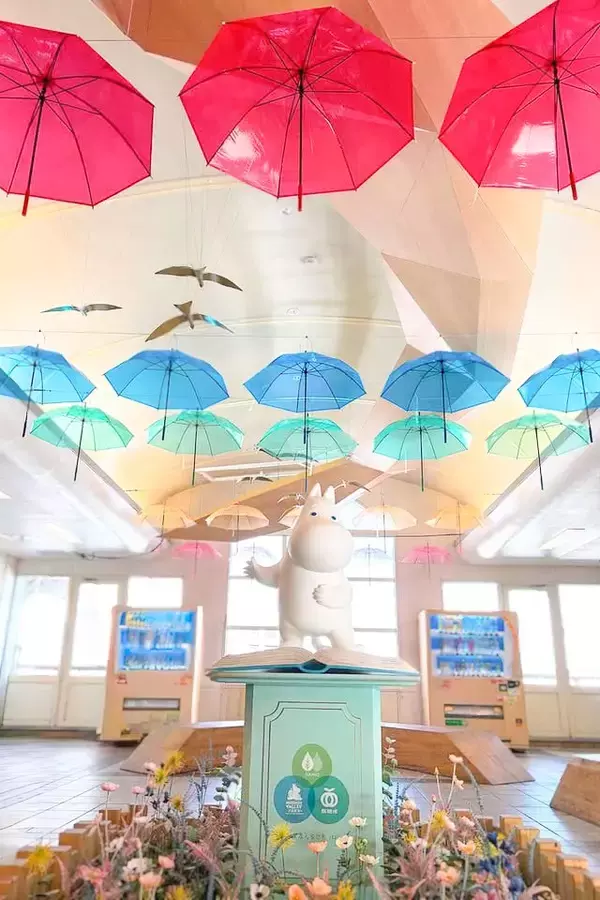「飯能駅にアンブレラスカイが出現！ムーミンバレーパークをいろどるアンブレラ装飾が４月２１日（火）からスタート！」の画像