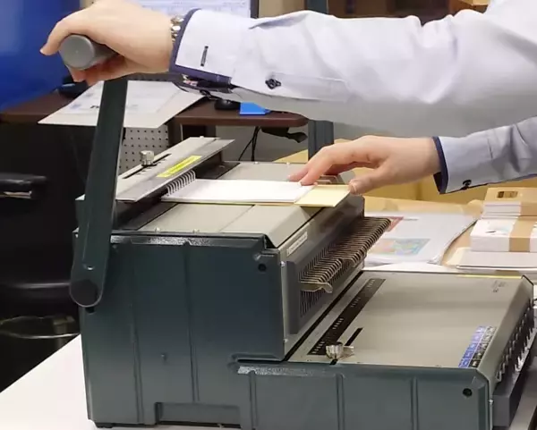 「手動製本機で仕上げる卓上カレンダー　ペーパーサミット2026でアナログ製本ワークショップを出店　OMMビル2F・Bホールにて2026年5月30日開催」の画像