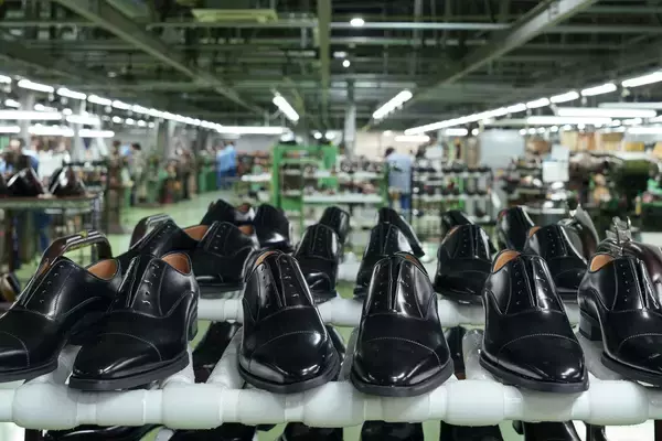 「REGAL CORPORATION × D&DEPARTMENT PROJECT革特有のキズやシワを生かした、革の個性を丸ごと楽しむスリッパを発売。」の画像