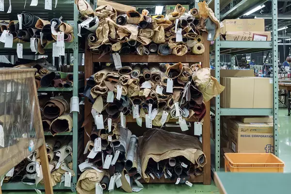 「REGAL CORPORATION × D&DEPARTMENT PROJECT革特有のキズやシワを生かした、革の個性を丸ごと楽しむスリッパを発売。」の画像