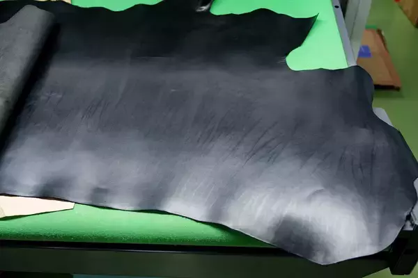 「REGAL CORPORATION × D&DEPARTMENT PROJECT革特有のキズやシワを生かした、革の個性を丸ごと楽しむスリッパを発売。」の画像