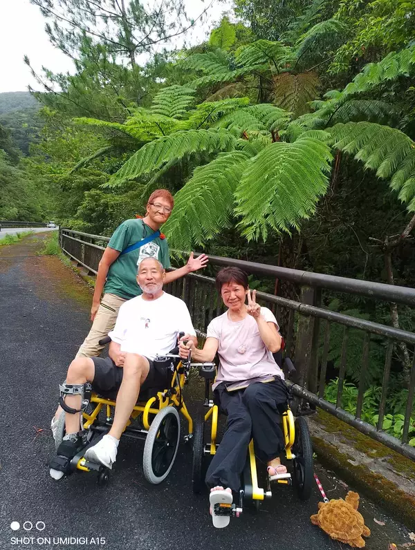 「歩けなくても大丈夫！足こぎ車いす“COGY”で3世代家族旅行を！ユニバーサルツーリズム体験サービス「COGYライド」　全国事業者募集 オンライン説明会を6/23～7/5開催」の画像