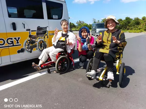 「歩けなくても大丈夫！足こぎ車いす“COGY”で3世代家族旅行を！ユニバーサルツーリズム体験サービス「COGYライド」　全国事業者募集 オンライン説明会を6/23～7/5開催」の画像