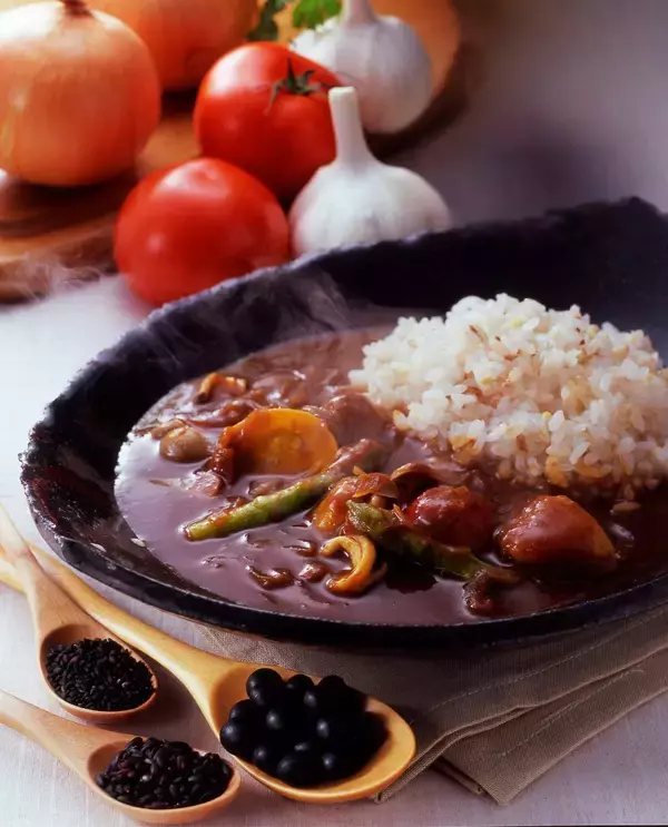 「【カレー・オブ・ザ・イヤー2026受賞】「ビーガンでも美味しいカレーを！」という声から生まれた「コスモ直火焼 黒七カレー・ルー」が受賞！」の画像