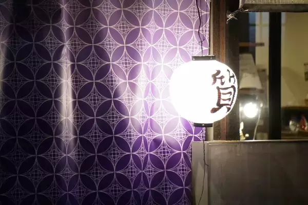 「神楽坂 街歩きイマーシブシアター『記憶の質屋 ほの灯り堂』4月22日(水)～5月3日(日・祝)本公演決定！　声の出演に梅津瑞樹、寺崎裕香　チケット一般発売開始」の画像