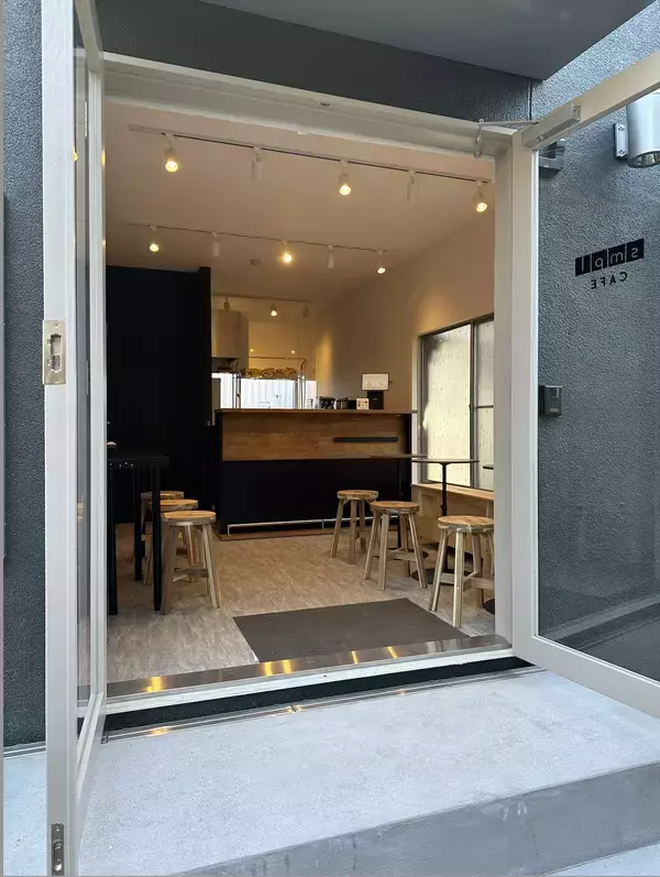 「絶品バナナミルクスムージーが今だけ220円！SMPL CAFEが来店1万組突破を記念して感謝キャンペーンを開催！」の画像