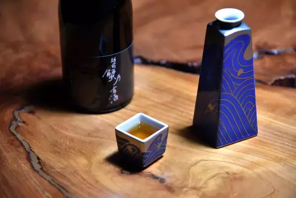 「漁期2ヶ月の“赤い宝石”を1瓶に丸ごと凝縮　27年熟成の秘蔵古酒と味わう『越前蟹乃醤』ペアリングセット、12月25日販売開始」の画像