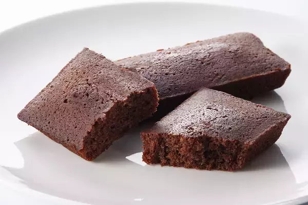 「＜新商品＞ガレーのフィナンシェ6個入り、チョコレートとピスタチオ2種の味わいを詰め合わせて登場」の画像