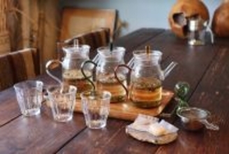 「香りで選ぶ、私の一杯。」ハーブ専門店併設のティサロンに、3種のハーブティを楽しめる〈飲みくらべセット〉が新登場