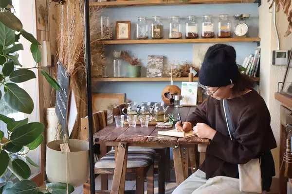 「「香りで選ぶ、私の一杯。」ハーブ専門店併設のティサロンに、3種のハーブティを楽しめる〈飲みくらべセット〉が新登場」の画像