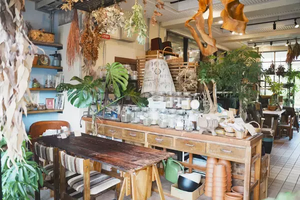 「「香りで選ぶ、私の一杯。」ハーブ専門店併設のティサロンに、3種のハーブティを楽しめる〈飲みくらべセット〉が新登場」の画像