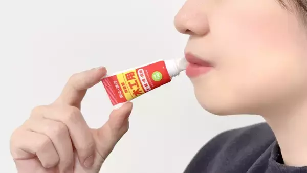 「えっ？！ 接着剤を唇に塗っているの…？！　カプセルトイ『接着剤風リップチューブ』新発売」の画像