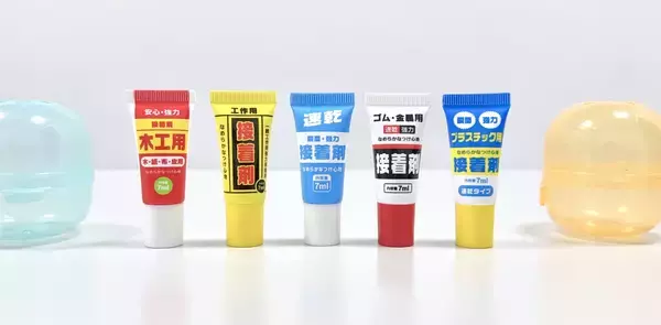 「えっ？！ 接着剤を唇に塗っているの…？！　カプセルトイ『接着剤風リップチューブ』新発売」の画像