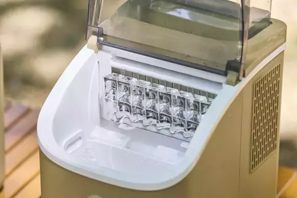 製氷機がフィールドにある夏。 その場で氷を作れることが、アウトドアの一日をどう変える？