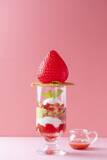 「＜いちご専門店の道の駅 いちごBonBon＞ひと粒全長約7cm！特大いちごあめを割って味わう新感覚パフェをはじめ、カフェのスイーツメニューが6月5日(金)からリニューアル！夏を爽やかに彩るいちご×レモンのバウムクーヘンも同時発売！」の画像2