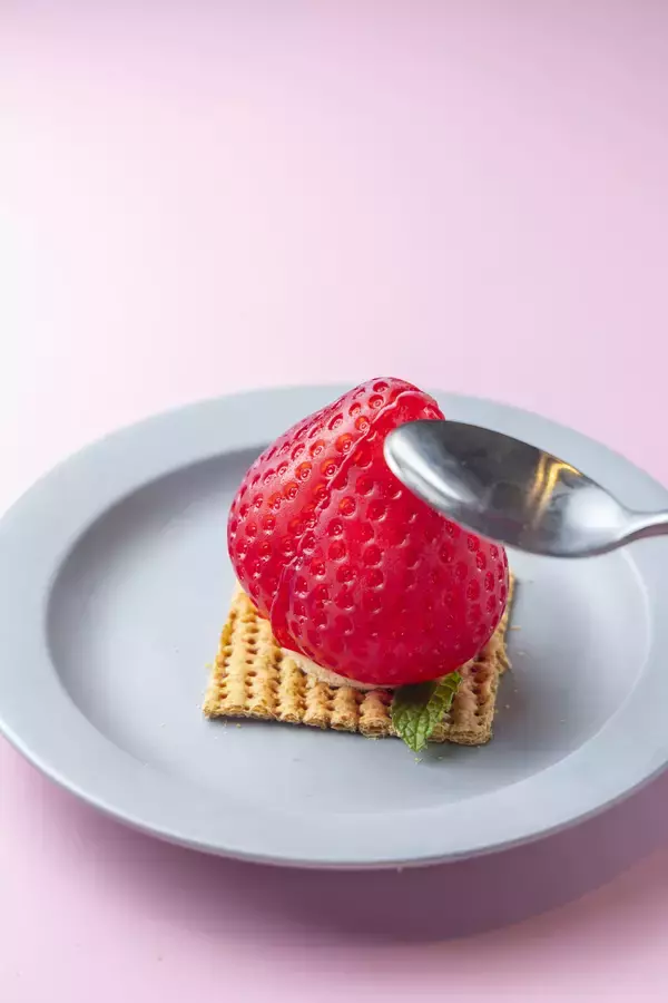 「＜いちご専門店の道の駅 いちごBonBon＞ひと粒全長約7cm！特大いちごあめを割って味わう新感覚パフェをはじめ、カフェのスイーツメニューが6月5日(金)からリニューアル！夏を爽やかに彩るいちご×レモンのバウムクーヘンも同時発売！」の画像