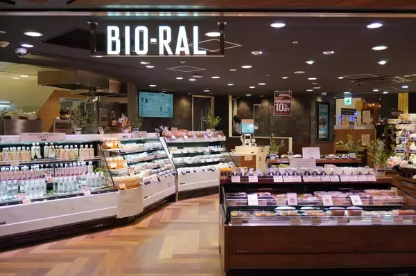 「【BIO-RAL×くら寿司】食への価値観が共通する異業種コラボが実現！ライフの人気商品「BIO-RAL　てんさい糖使用のグミ」の限定アソートパックが全国のくら寿司で販売開始」の画像