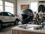 「置くだけでヘルメットを“見せる収納”へ　3色展開のヘルメットスタンド「AMEX-C09」を7月15日発売～空間になじむシンプルデザイン、信頼の日本製～」の画像3