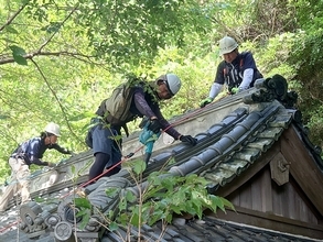 八月八日「屋根の日」に若手かわらぶき職人が全国一斉PR活動　約200人が屋根の点検・清掃、悪質営業への注意も呼びかけ