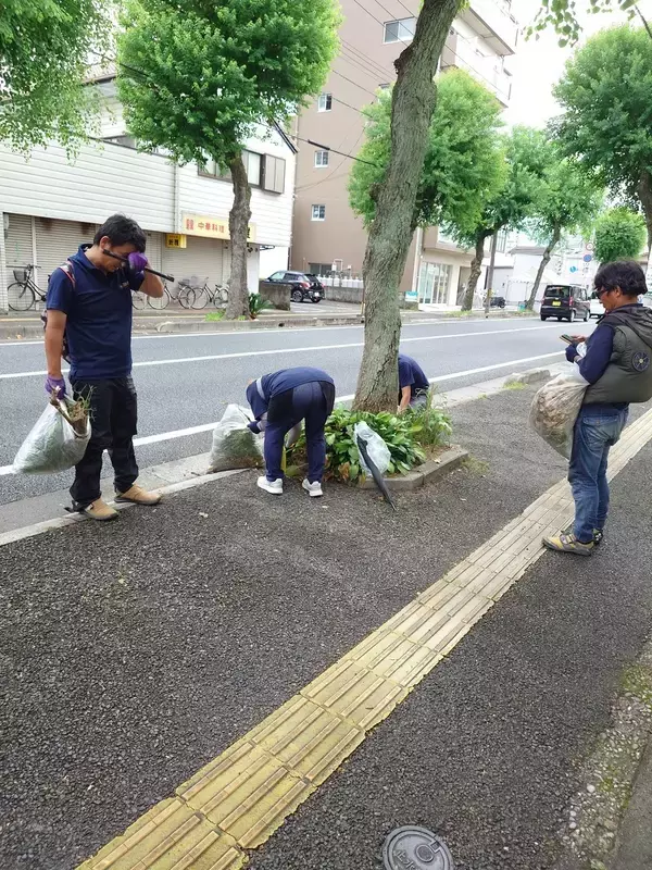 「八月八日「屋根の日」に若手かわらぶき職人が全国一斉PR活動　約200人が屋根の点検・清掃、悪質営業への注意も呼びかけ」の画像