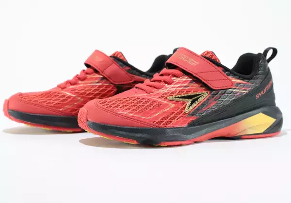 「子どものための靴「瞬足」からスタートダッシュ時に威力を発揮する　「FIRE BOOSTER(ファイヤーブースター)」登場　足育思想に基づいた設計で快適な履き心地も実現」の画像