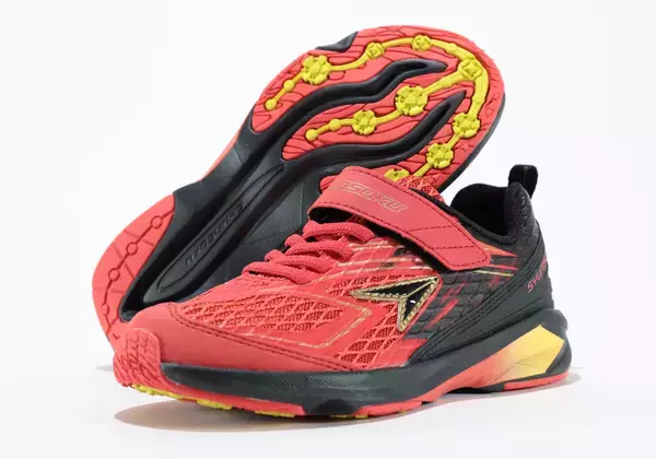 「子どものための靴「瞬足」からスタートダッシュ時に威力を発揮する　「FIRE BOOSTER(ファイヤーブースター)」登場　足育思想に基づいた設計で快適な履き心地も実現」の画像