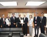 「荒川沿川の7区長による国土交通大臣への要望書提出」の画像1