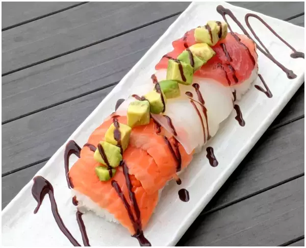 「【駿河湾沼津サービスエリア上り線 とと丸食堂】衝撃的な出会いで思わず恋に落ちる海鮮丼とチョコの新感覚！？海鮮グルメが登場　さらに2/14より富士山サーモンと旬の味を詰めた丼・寿司を販売開始」の画像