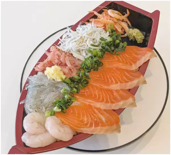 「【駿河湾沼津サービスエリア上り線 とと丸食堂】衝撃的な出会いで思わず恋に落ちる海鮮丼とチョコの新感覚！？海鮮グルメが登場　さらに2/14より富士山サーモンと旬の味を詰めた丼・寿司を販売開始」の画像