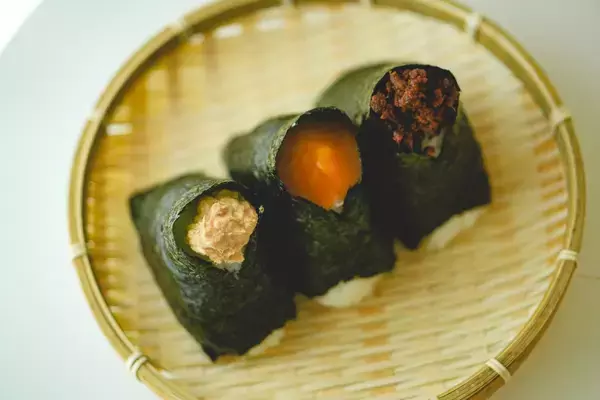 「こととやが、2月中旬より「おにぎりを愉しむ」を開催　春の行楽シーズンに向けた様々なおにぎり商品が販売」の画像