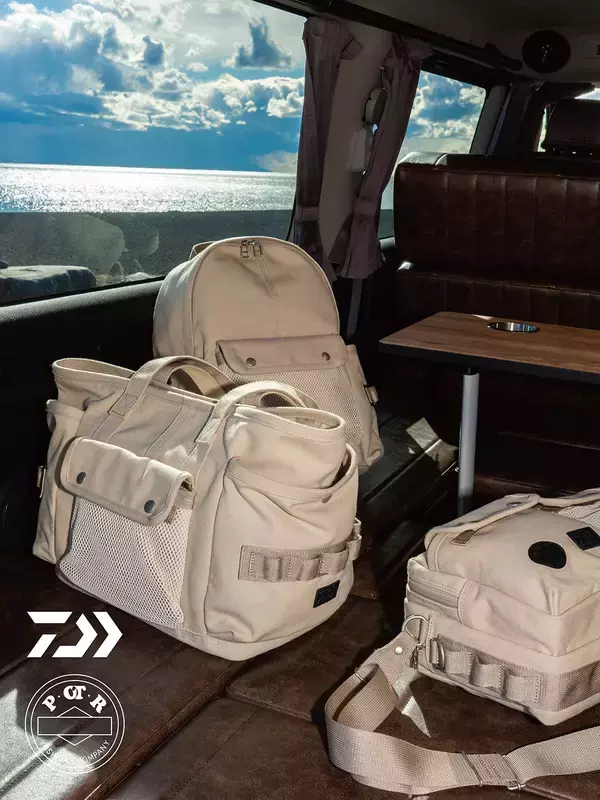 「DAIWAがデイリーライフを提案する全天候型ウェアの常設店　阪急うめだ本店「GREEN AGE」に2月18日オープン　「DAIWA × POTR」のコラボレーションしたバッグも発売」の画像